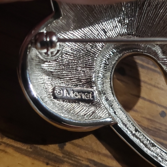 Beautiful Vintage Monet silvertone and Beige Swirl Enamel Flower Brooch - Picture 5 of 8